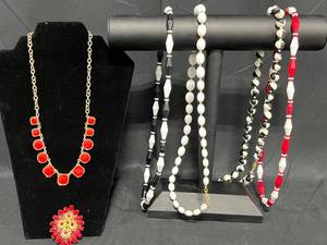 lot 224 image: Vintage Jewelry Lot Necklaces and Brooch - displays not included