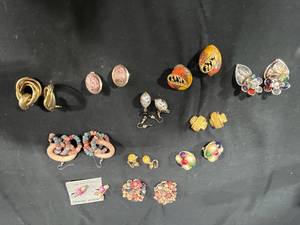 lot 236 image: Lot of Assorted Vintage and Contemporary Earrings