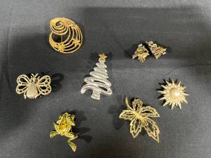 lot 238 image: Collection of Assorted Decorative Brooches - Frog is VTG Liz Claiborne