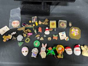 lot 253 image: Assorted Collection of Vintage and Holiday Brooches & Pins - displays not included