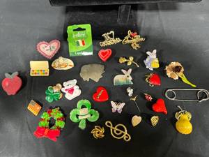 lot 255 image: Collection of Assorted Lapel Pins and Brooches - displays not included