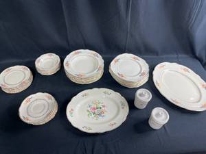 lot 304 image: Vintage Homer Laughlin Dinnerware Set - Floral Pattern