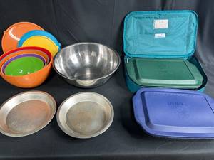 lot 331 image: Lot of Mixing Bowls, Pie Pans, and Pyrex Wares