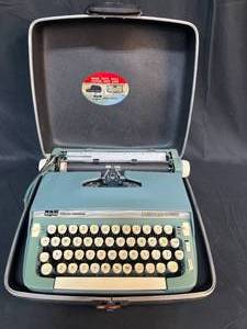 lot 366 image: Vintage Teal Smith Corona Super Sterling Manual Typewriter with Case