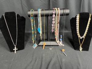 lot 280 image: Assorted Necklace Collection with Pendants and Beads - displays not included