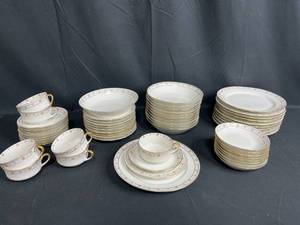 lot 284 image: Limoges French Porcelain China Pieces