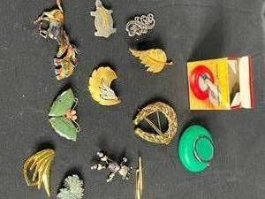 lot 286 image: Lot of Vintage Brooches with Portable Ashtray