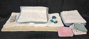 lot 359 image: Assorted Bath Linens and Accessories Lot