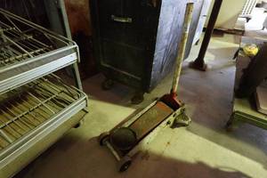 lot 405 image: Automotive Floor Jack