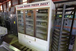 lot 620 image: Vintage Supermoms Baked Goods Cabinet