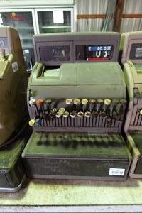 lot 393 image: Vintage NCR Cash Register
