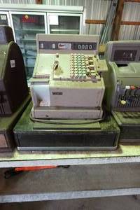 lot 392 image: Vintage NCR Cash Register