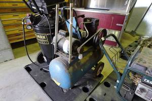 lot 385 image: Horizontal 22 Gallon Air Compressor