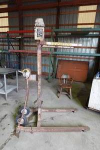 lot 635 image: 512A Manual Material Lift