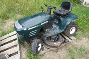 lot 353 image: Craftsman Riding Lawnmower