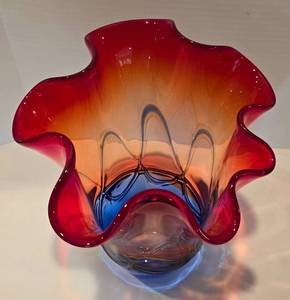 lot 50 image: Brilliant Murano Barbini Art Glass Vase