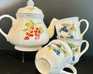 lot 106 image: Lovely Vintage Teapot and  Tea Cups by Villeroy & Boch 1978 Cottage Made in Germany