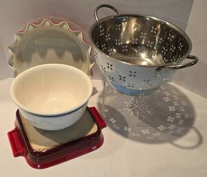 lot 81 image: Pretty Kitchenware Options