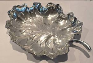 lot 92 image: Pretty Pewter Fruit Platter