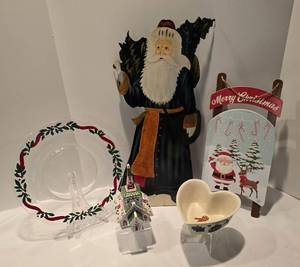 lot 200 image: Variety of Fun Christmas Decor