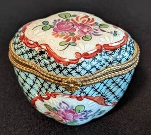 lot 210 image: Pair of Limoges Trinket Boxes