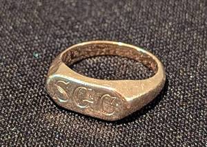 lot 185 image: Vintage 10k Gold Monogrammed Ring