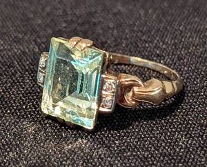 lot 181 image: Vintage 10k Art Deco Green Stone Ring