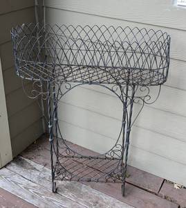 lot 37 image: Pretty Metal Plant Stand