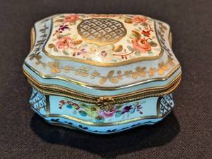 lot 48 image: Pair of Vintage Limoges Trinket Boxes