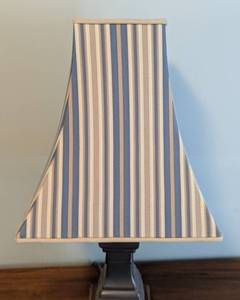 lot 132 image: Decorative Table Lamp