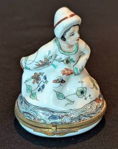 lot 49 image: Vintage French Chantilly Bonbonniere Trinket Box