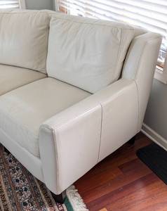lot 2 image: Curved White Leather Sofa