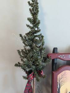 lot 149 image: Assorted Holiday Decor