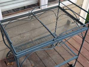 lot 13 image: Outdoor Metal Rolling Bar Cart