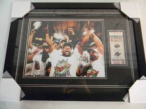 lot 7 image: MINNESOTA TWINS KIRBY PUCKETT  TEAM 1991 WORLD SERIES CHAMPS Official MLB professionally framed photo, Approx 24 by 19 - A VERY NICELY DONE PIECE - SEE PICTURES