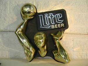 lot 16 image: VINTAGE 1970s 3-D BASKETBALL LITE BEER LIGHTED WALL SIGN - RARE, FANTASTIC PIECE - APPROX 32 By 35 - SEE PICTURES