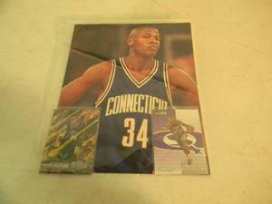 lot 23 image: SIGNED RAY ALLEN CONNECTICUT HUSKIES WITH 2 RAY ALLEN MILWAUKEE BUCKS CARDS - NICE - GREAT PIECES - SEE PICTURES