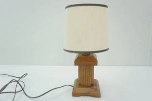 lot 17 image: table lamp