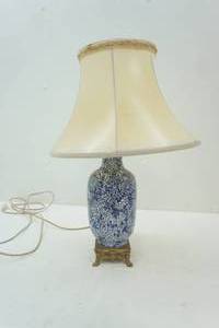 lot 18 image: table lamp
