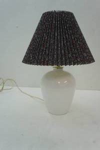 lot 19 image: table lamp
