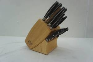 lot 32 image: knife set