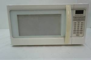 lot 35 image: microwave oven