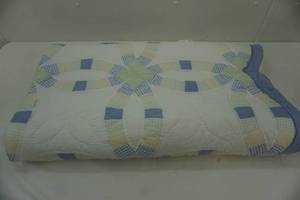 lot 41 image: scalloped edge quilt