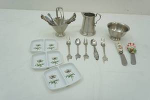 lot 109 image: collectible spoons