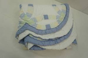 lot 144 image: scalloped edge quilt