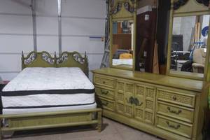 lot 1 image: vintage bedroom set