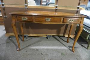 lot 2 image: sofa table