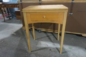 lot 9 image: vintage Singer Sewing Machine