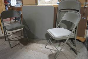 lot 10 image: card table and chairs