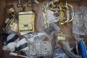 lot 212 image: Lot of hardware and locks